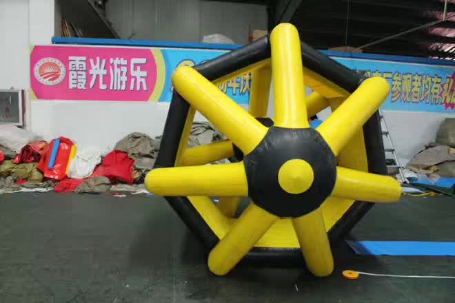 荔波充气水上滚筒球